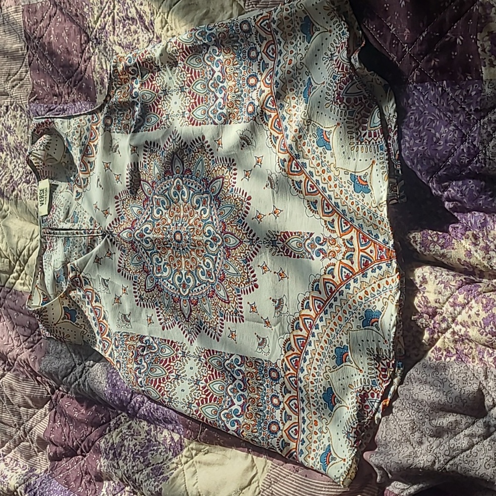 Size small, sleavless, flattering fit, beautiful patterned summer shirt.